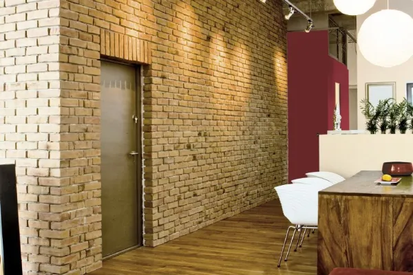 Mocny akcent kolorystyczny w korytarzu