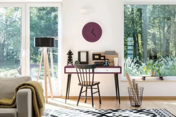 Jasne biuro intensywne meble