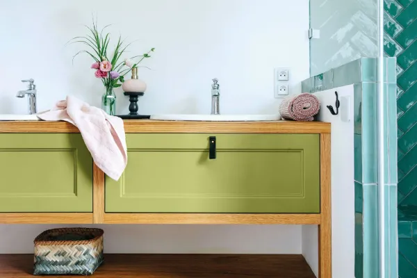 Zielony mebel w łazience